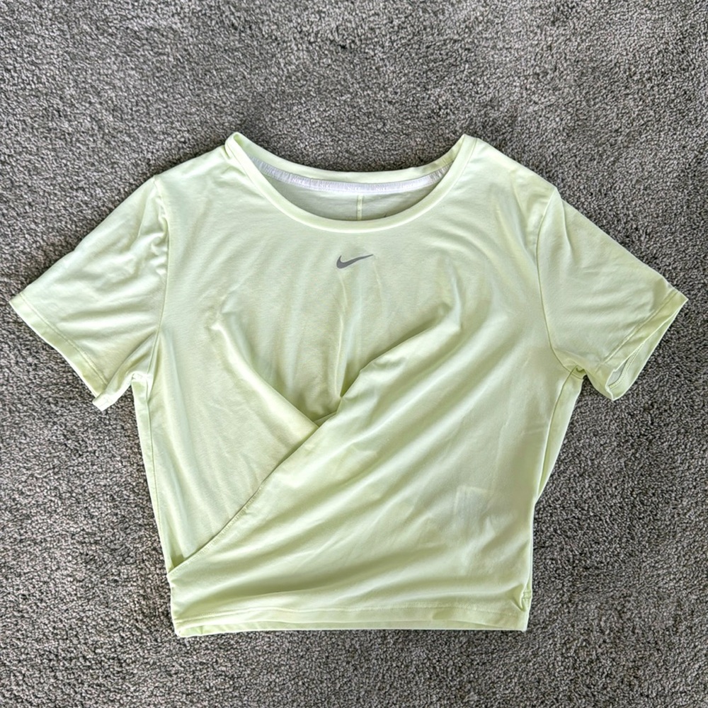Nike Dri-FIT One Luxe
Women's Twist Cropped Short-Sleeve Top